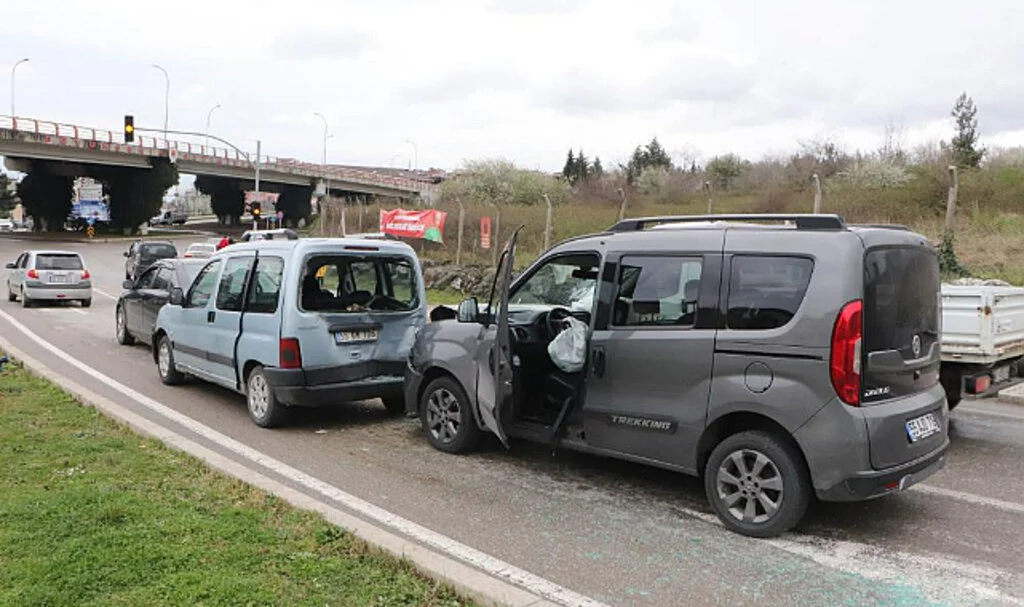 Samsun’da 4 Aracın Karıştığı Zincirleme Trafik Kazası: 2 Yaralı