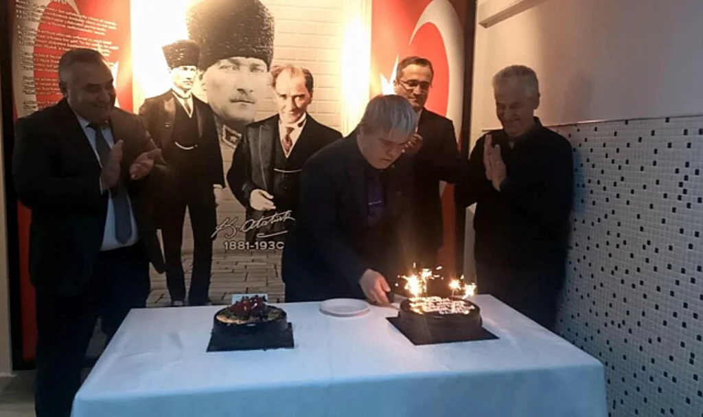Samsun'da Adliyede Down Sendromlu Personele Pasta Sürprizi