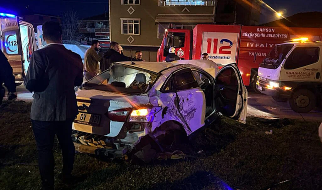 Samsun'da Akaryakıt Tankerine Çarparak Devrilen Otomobildeki 2 Kişi Yaralandı