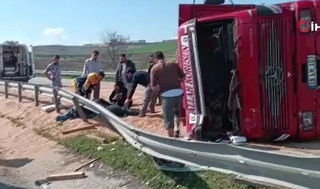Samsun’ da Buğday Yüklü Kamyon Devrildi: 2 Yaralı