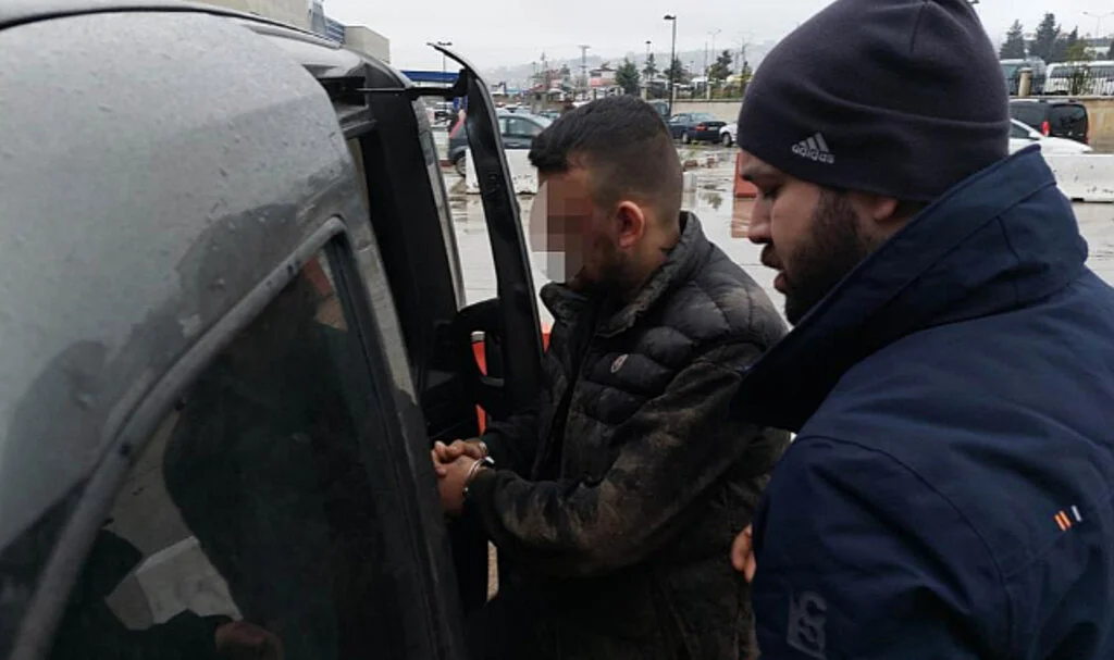 Samsun'da Duraktaki taksiyi çaldı, 3 Polis Aracına Çarpıp Bahçeye Uçtu: 1'i Polis 2 Yaralı
