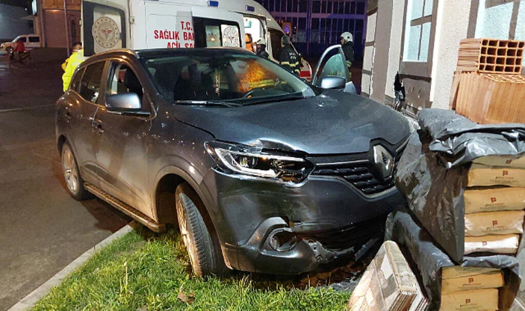 Samsun'da Elektrik Trafosuna Çarpan Otomobilin Sürücüsü Yaralandı