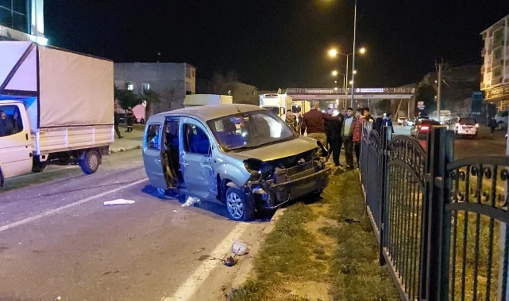 Samsun'da Hafif Ticari Araçla Otomobilin Çarpıştığı 4 Kişi Yaralandı