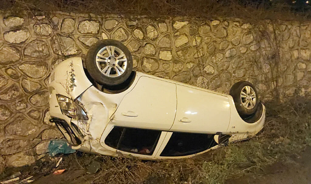 Samsun'da Hendeğe Devrilen Otomobilin Sürücüsü Yaralandı