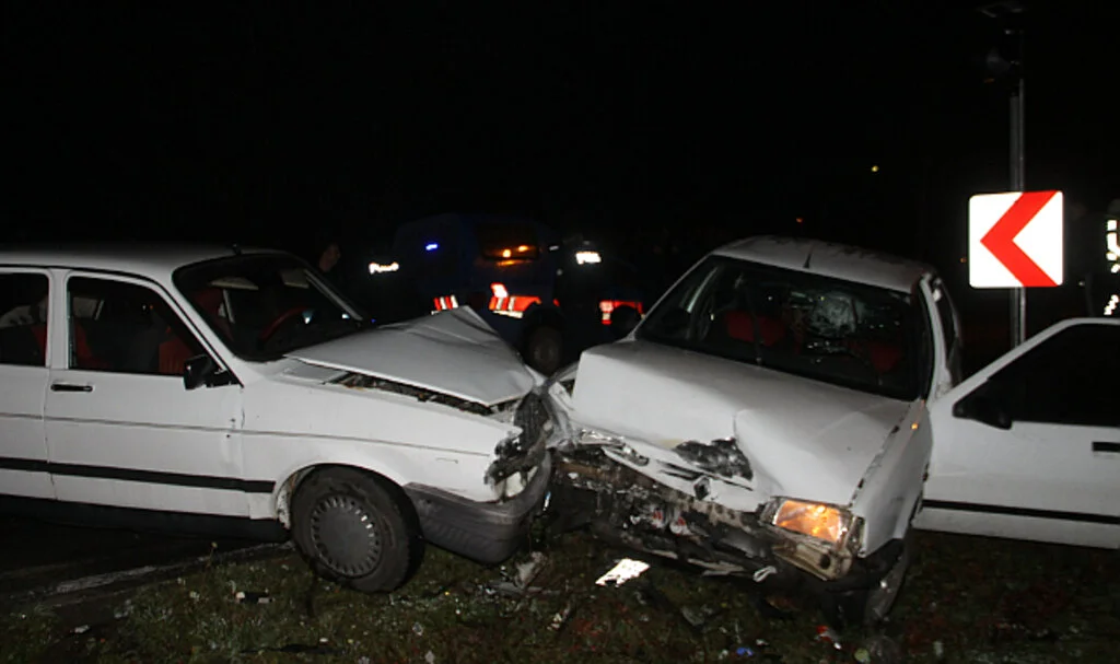 Samsun'da İki Otomobilin Çarpıştığı Kazada 4 Kişi Yaralandı