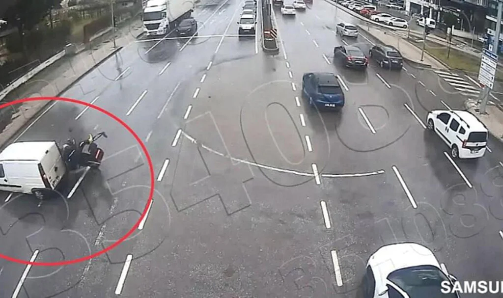 Samsun'da Işık İhlali Yapan Araca Motosiklet Çarptı: 1 Yaralı