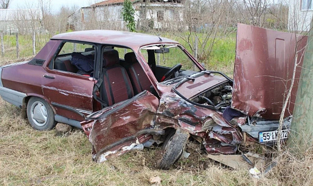 Samsun'da Kamyonet ile Otomobil Çarpıştı: 3 Yaralı
