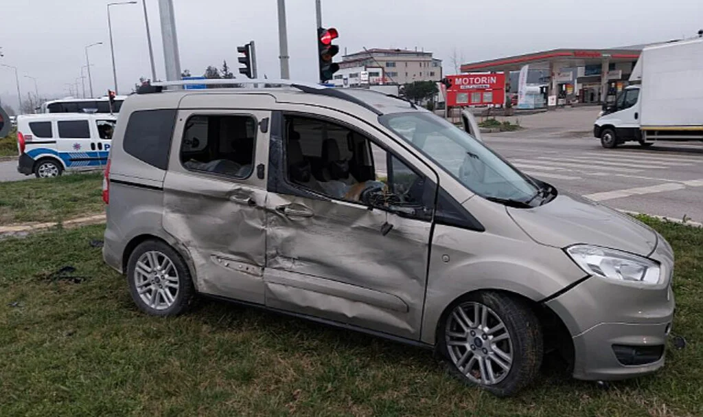 Samsun'da Kamyonet Kavşakta Hafif Ticari Araca Çarptı: 1 Yaralı
