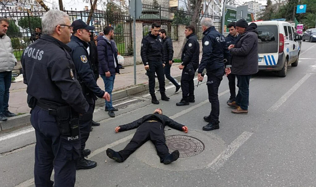 Samsun'da Kardeşini Bıçaklayan Genç Sokakta Baygın Bulundu