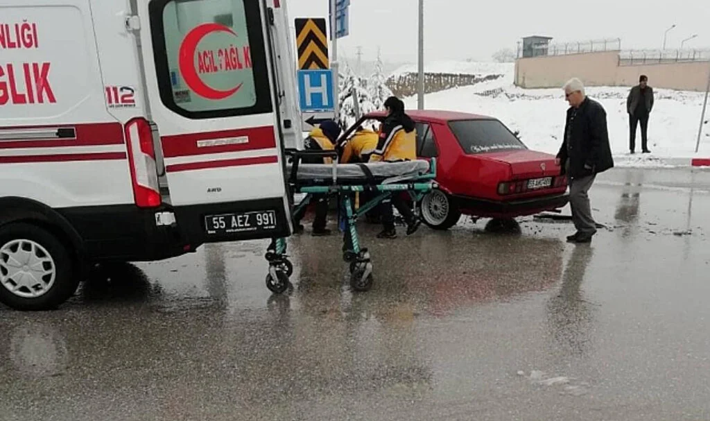 Samsun'da Minibüs İle Otomobil Çarpıştı: 1 Yaralı