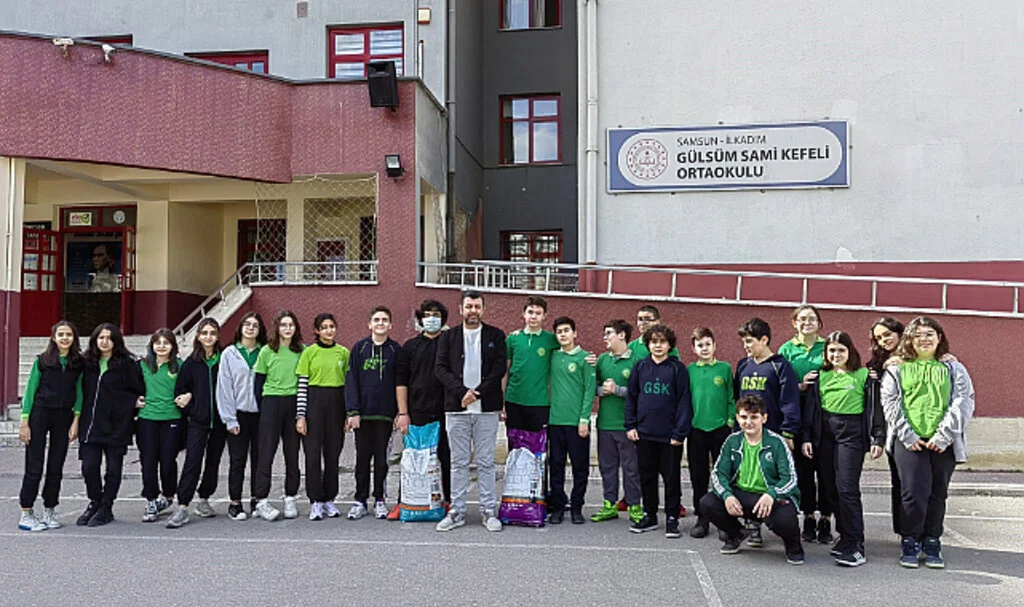 Samsun'da Öğrencilerden Sokak Hayvanları Duyarlılığı 