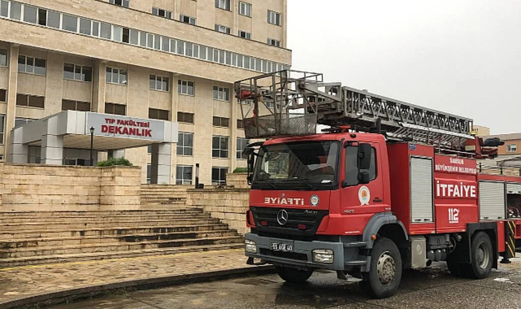 Samsun'da OMÜ Tıp'ta Yanan Giyinme Odası Görüntülendi
