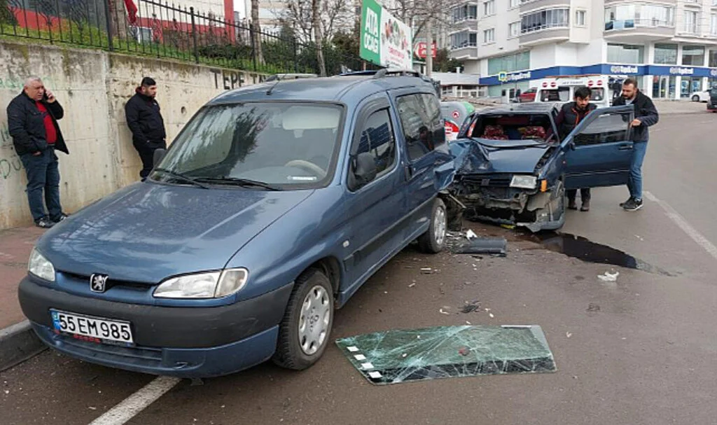 Samsun'da Otomobil Park Halindeki Araca Çarptı: 1 Yaralı