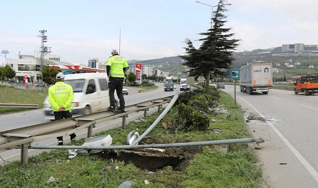 Samsun’da Otomobil Refüje Çarptı: 2 Yaralı