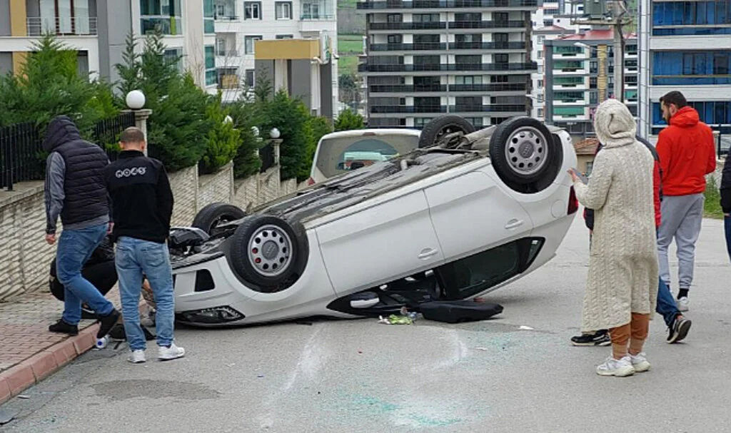Samsun'da Otomobil Takla Attı: 2 Yaralı