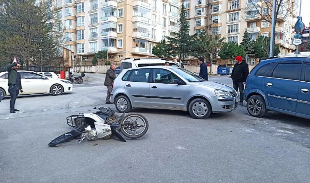 Samsun'da Otomobilin Çarptığı Motosiklet Sürücüsü Yaralandı