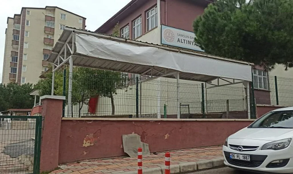 Samsun'da Sundurmadan Düşen Parça Tehlike Saçtı