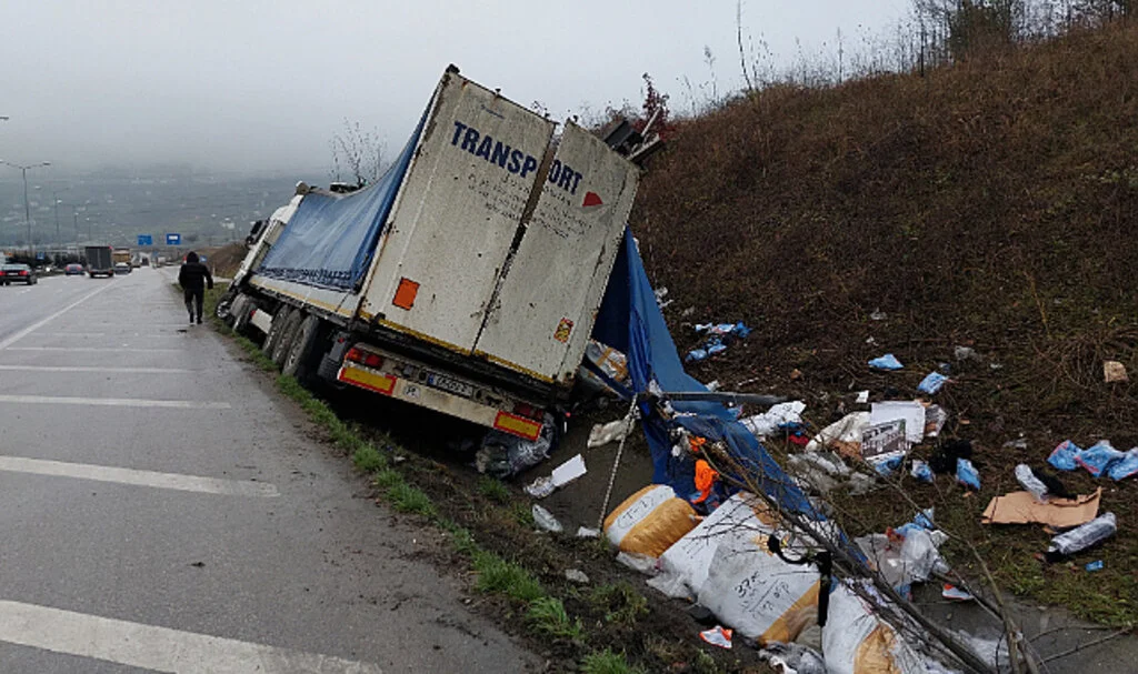 Samsun'da tır Kazası: Giysiler Yola Saçıldı