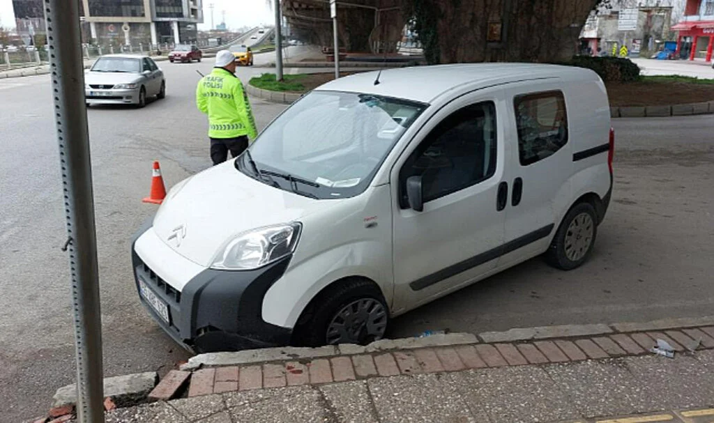 Samsun'da Trafik Kazası: 2 Yaralı