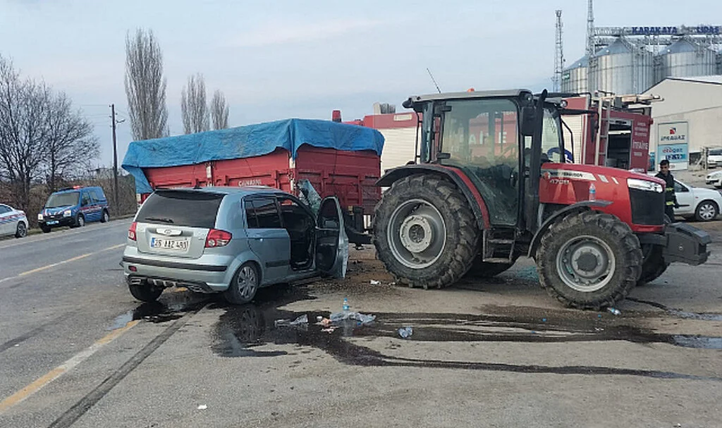 Samsun'da Traktörle Çarpışan Otomobildeki 3 Kişi Yaralandı