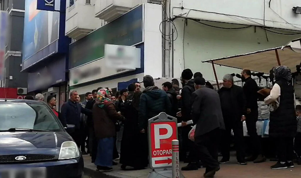 Samsun'da Yaşlı Kadını Yola İtti Linçten Vatandaşlar Kurtardı 
