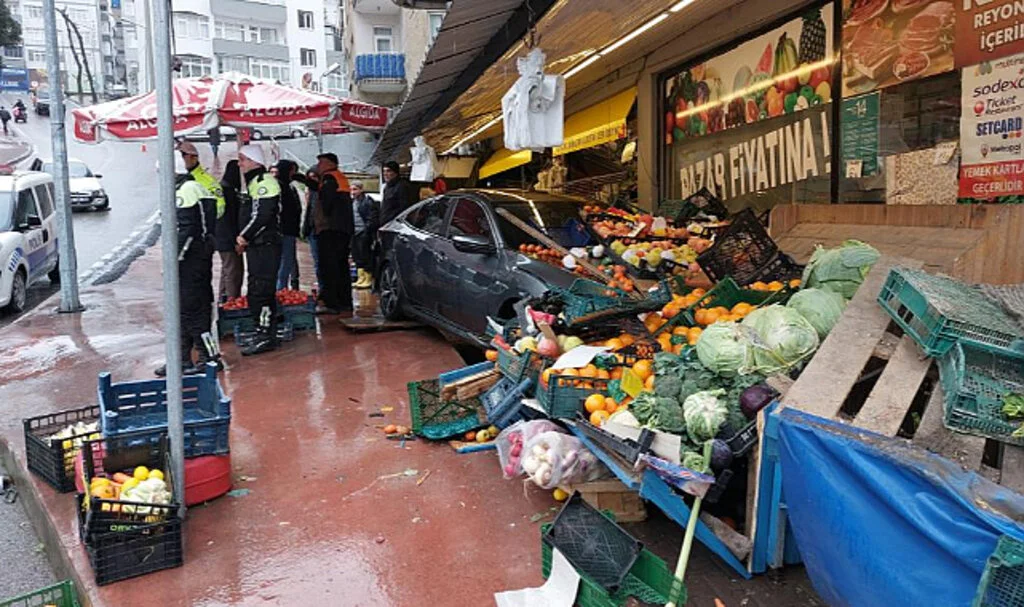 Samsun'da Zincirleme Kazada Araçlardan Biri Markete Daldı