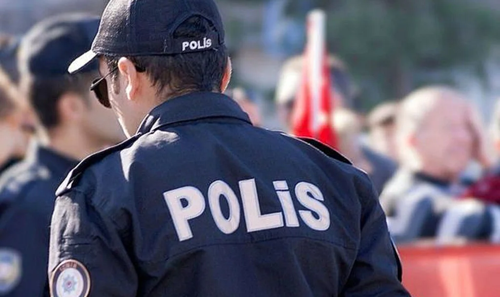 Samsun Polisi 1536 Aranan Şahsı Yakaladı, 100 Ruhsatsız Tabanca Ele Geçirdi