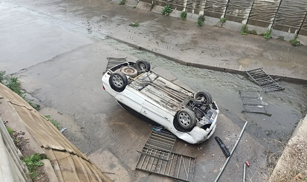 Sancaktepe'de Araç Demir Korkulukları Aşıp Dereye Uçtu: 2 Yaralı