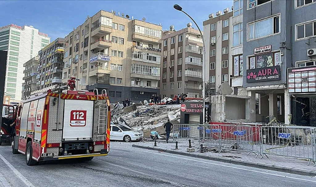 Şanlıurfa'da 6 Katlı Bina Yıkıldı