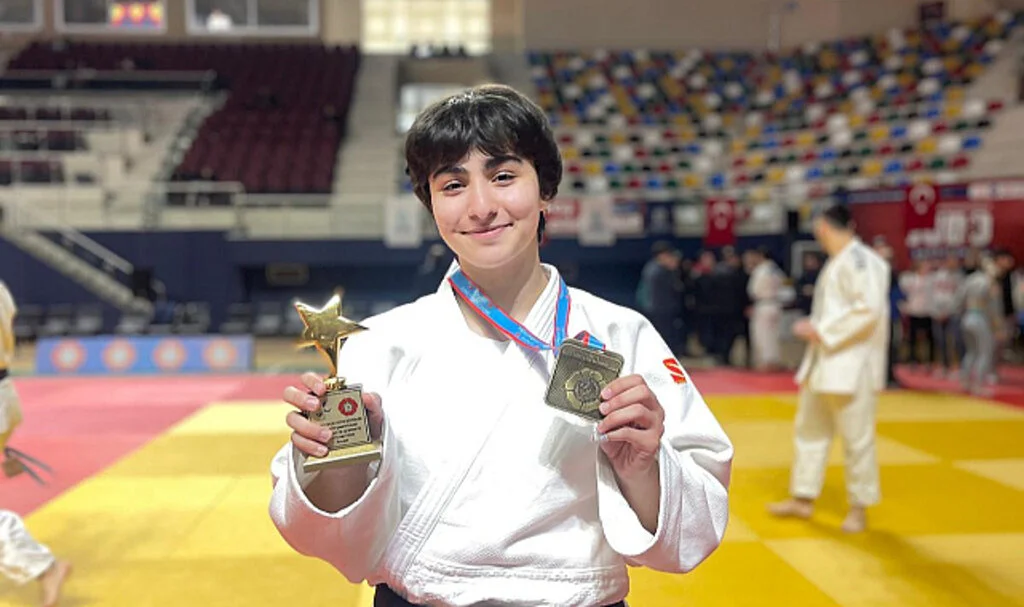 Serdem Daharlı 78 KG'Da Şampıyon Oldu