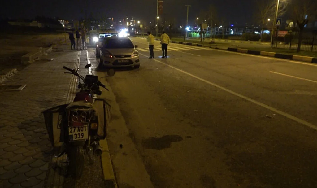 Seyir Halindeki Araç, Motosiklete Çarpıp Yola Savurdu: 2 Ağır Yaralı