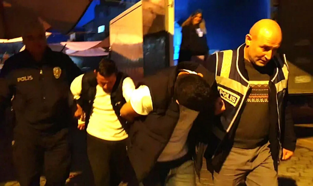 Silahlı Yaralama ve Yağma Şüphelileri Kovalamaca Sonucu Yakalandı