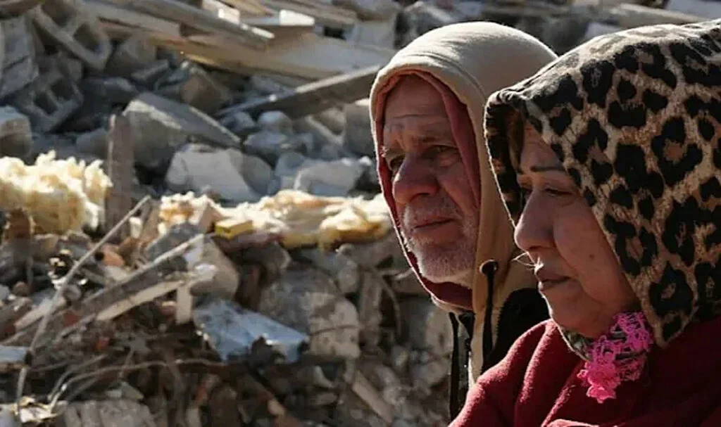 Siyasetteki Deprem, Deprem Felaketinin Önüne Geçti