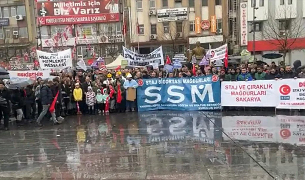 Staj Mağdurları Haklarını İstiyor