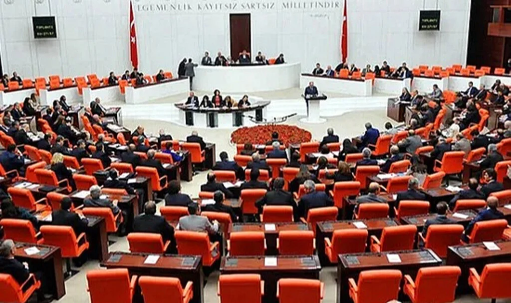 TBMM'de Gündem Emekli Maaşı: Kanun Teklifleri Görüşülecek!