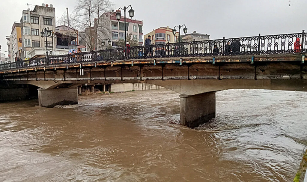 Terme Çayı’nda Su Seviyesi Yükseldi