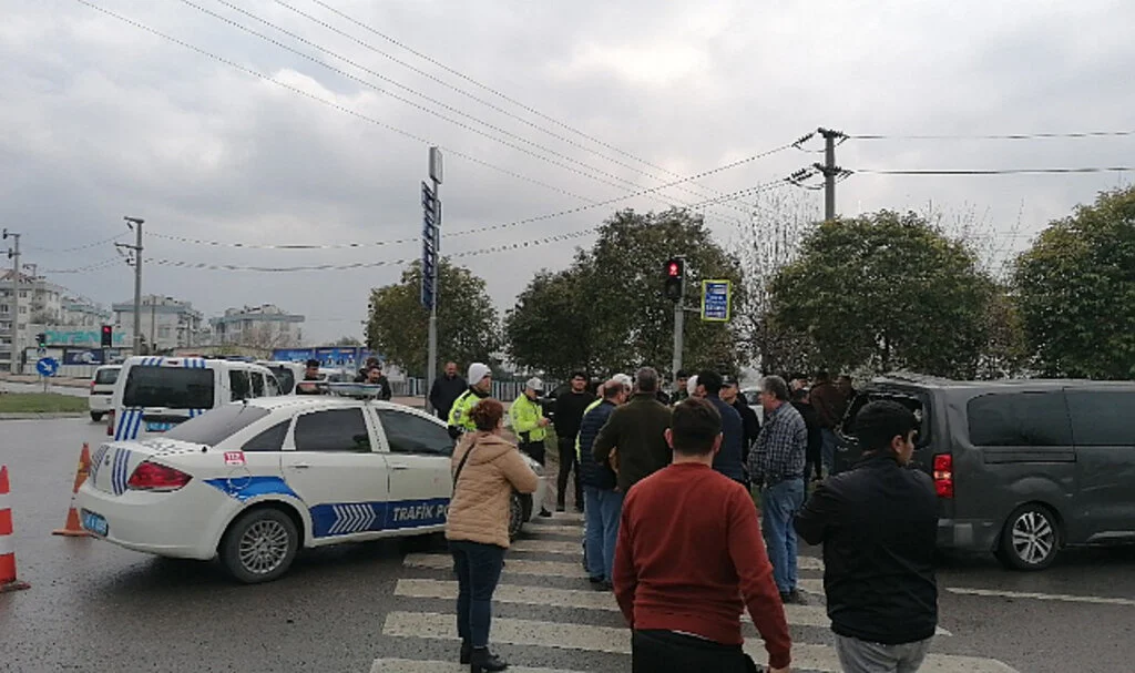 Ters Yöne U Dönüşü Kazayı Getirdi: 1'i Ağır 4 Yaralı