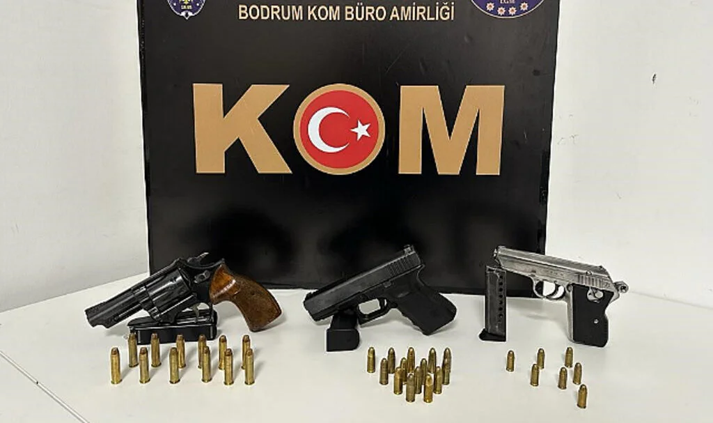Teyp İçerisinde 3 Tabanca Ele Geçirildi