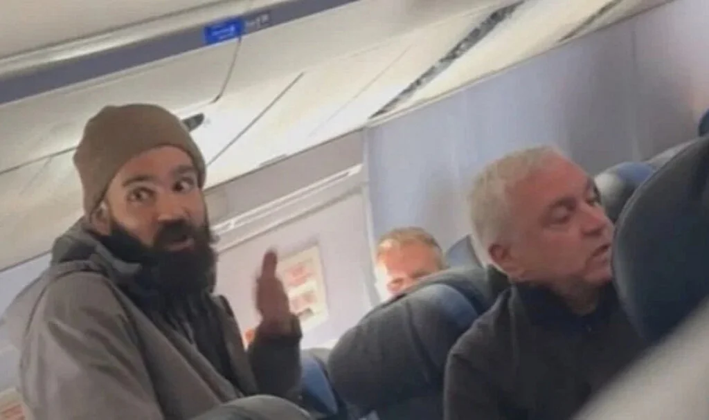 Uçakta Büyük Panik: Yolcu Acil Çıkışı Açmaya Çalıştı