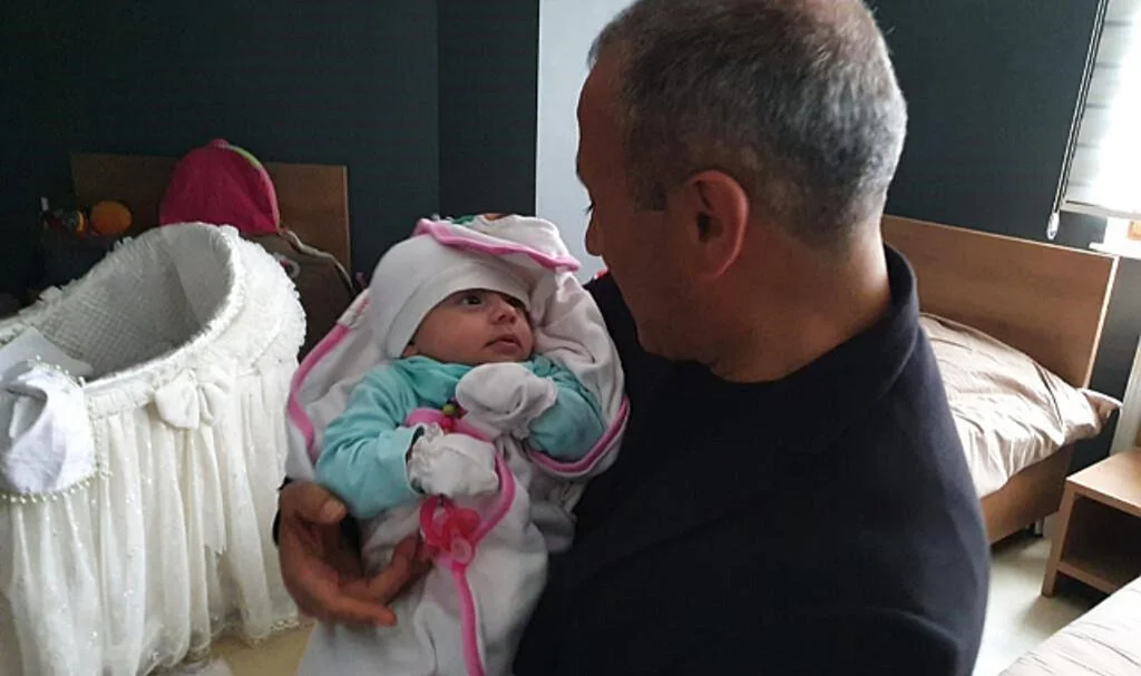 Vali Sonel depremzede aileleri ziyaret etti 