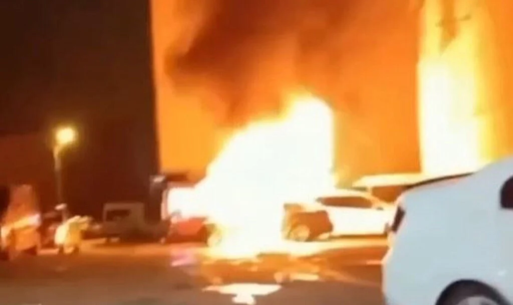 Van’da Park Halindeki Otomobil Alev Alev Yandı