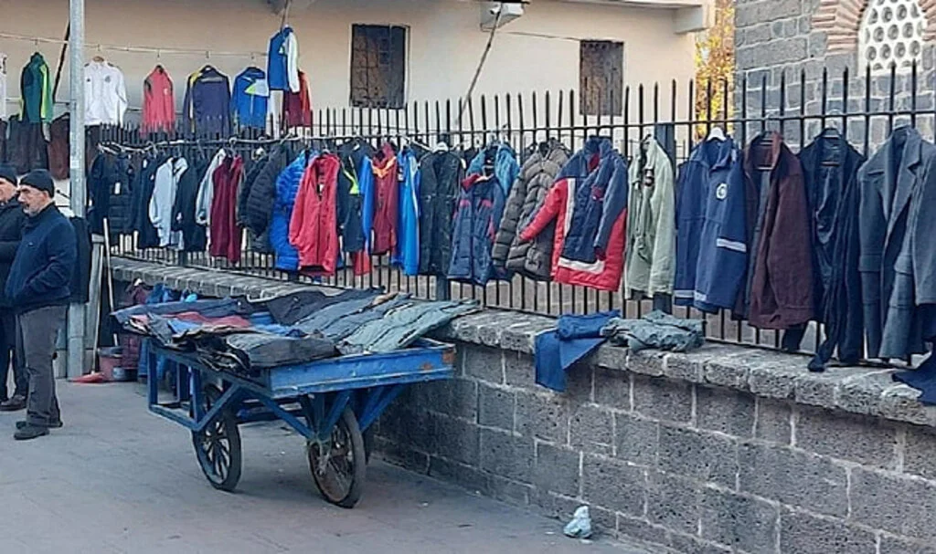 Vatandaş Salça Almak İçin Eski Kıyafetlerini Satıyor