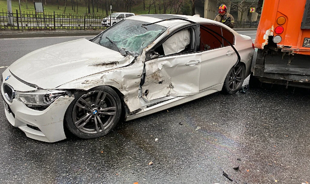 Virajı Alamayan Lüks Araç Yol Temizleme Aracına Çarptı: 1 Yaralı