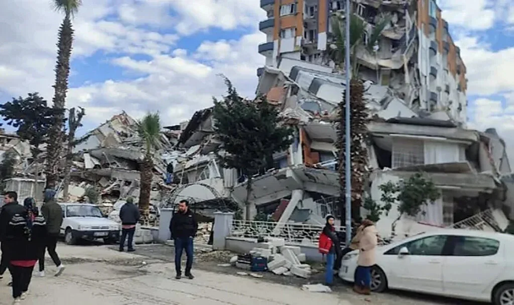Yıkılan Siteye Ödeme Yapılmadı, Hasarsız Sitedekilere 10’ar Bin Ödendi