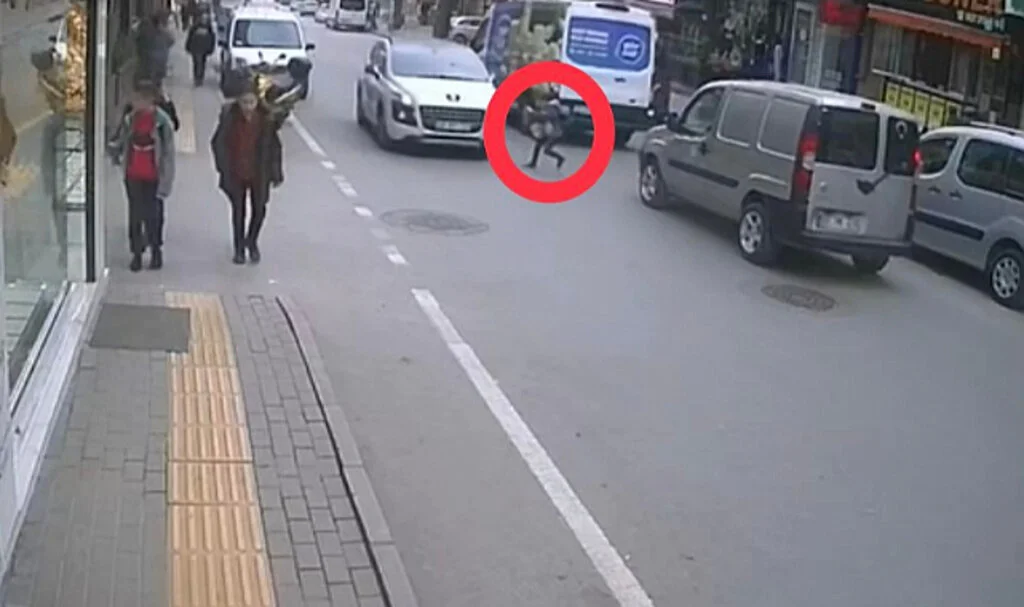 Yolun Karşısına Geçmek İsteyen Çocuğa Otomobil Çarptı