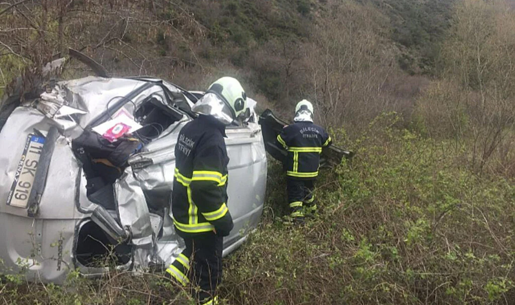 50 Metrelik Şarampole Yuvarlanan Otomobilde 2'si Ağır, 3 Kişi Yaralandı