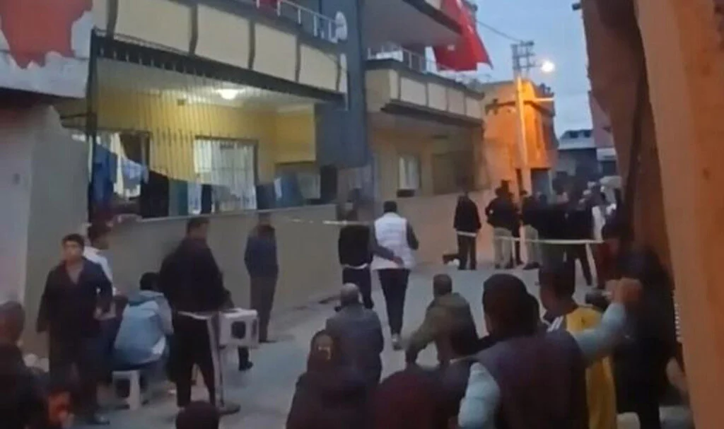 Adana'da Husumetlisinin Evine El Yapımı Patlayıcı Atıp Kaçtılar
