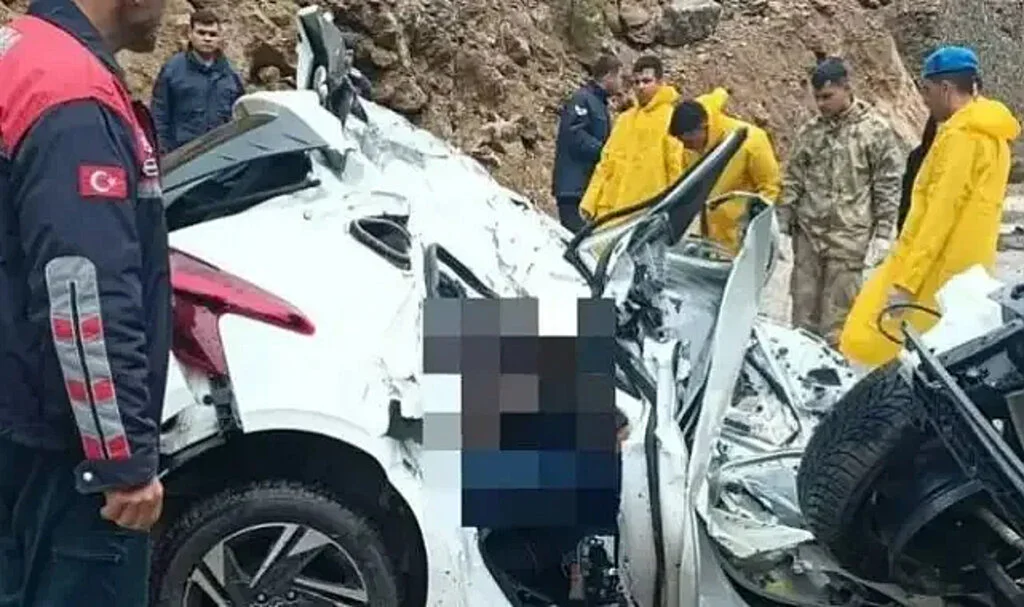 Adana'da Üzerine Kaya Devrilen Otomobildeki 4 Öğretmen Öldü!