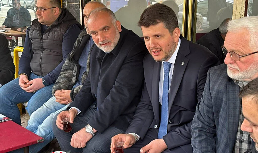 AK Parti Milletvekili adayı İrfan Şenocak: 'Türkiye'yi Yüz Yıl Geriye Götürmek İsteyenler Var'