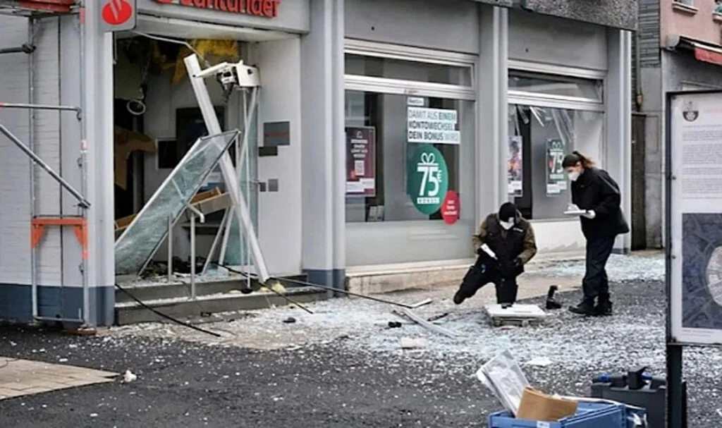 Almanya’da Panik: Hırsızların Yeni Yöntemi ATM’leri Patlatmak